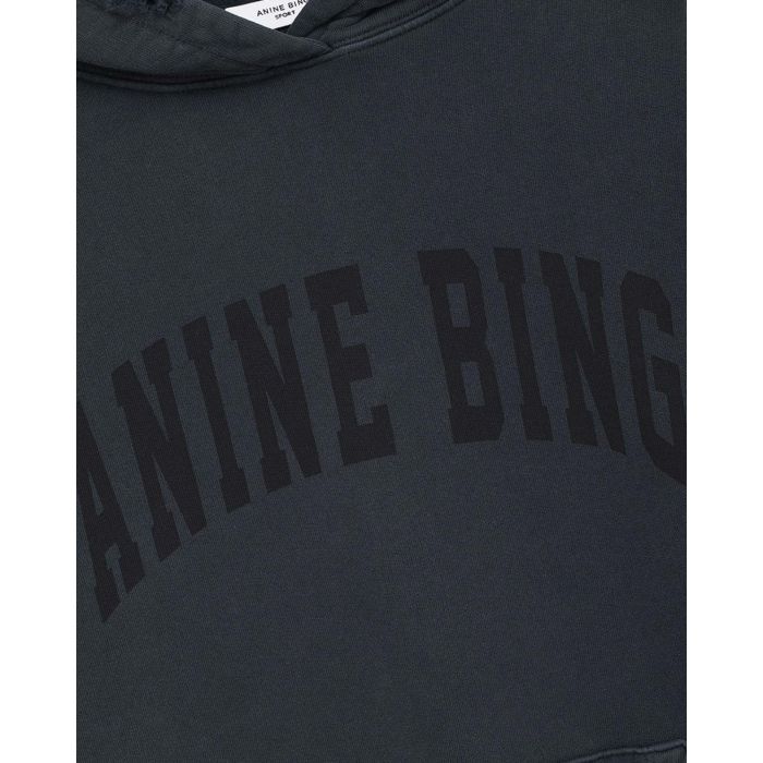 Sweatshirt oversize à capuche poche Kangourou effet usé Logo Anine Bing ton sur ton noir Harvey Anine Bing. Détail du logo.