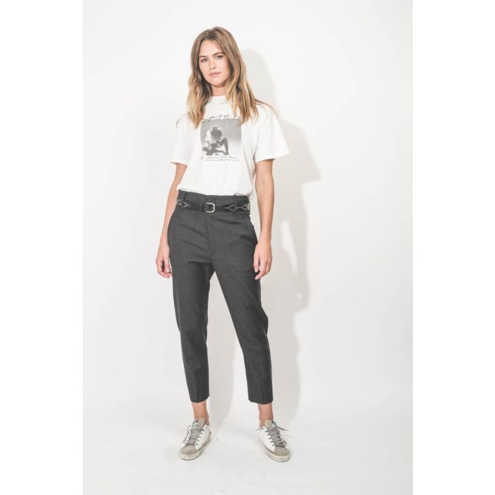 T-Shirt Ashton Spirit Anine Bing en coton écru imprimé. Porté de face avec un pantalon masculin.