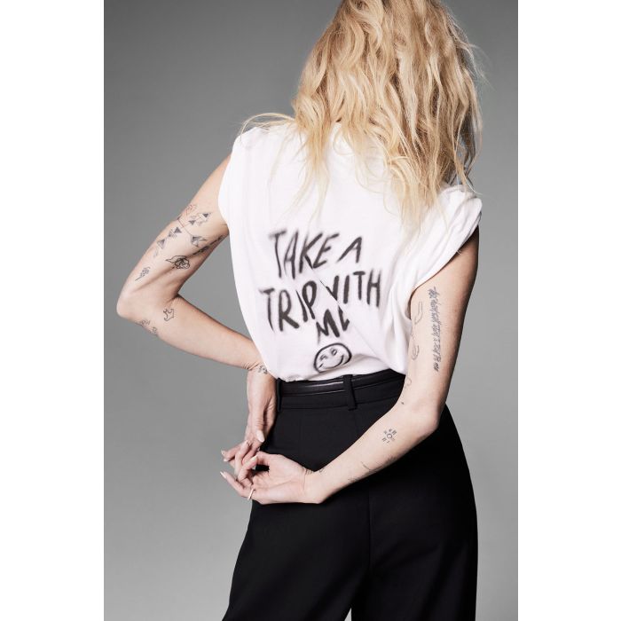 Tee-shirt manches courtes Walker Trip Anine Bing. Porté de dos par Erin Wasson.