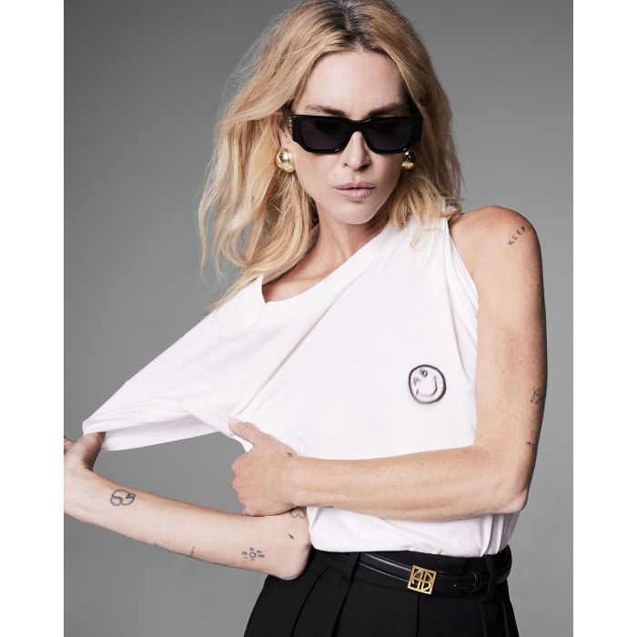 Tee-shirt manches courtes Walker Trip Anine Bing. Porté de face par Erin Wasson.