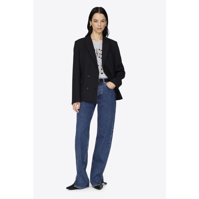 Veste croisée Evalyn Anine Bing noire portée de face ouverte avec un jean bleu.