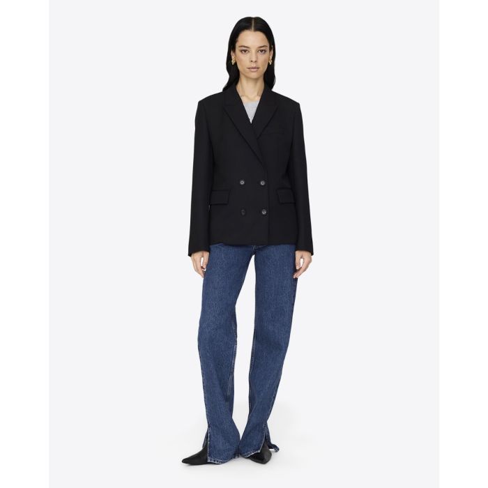 Veste croisée Evalyn Anine Bing noire portée de face fermée avec un jean bleu.