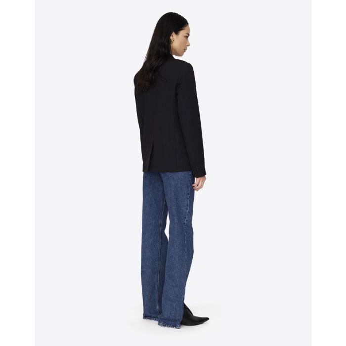Veste croisée Evalyn Anine Bing noire portée de dos avec un jean bleu.