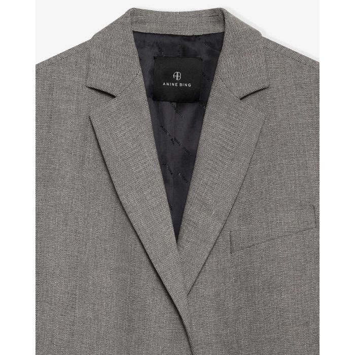 Veste Quinn Anine Bing en mélange de lin à chevrons ivoire et noir. Détail de la matière et du col.