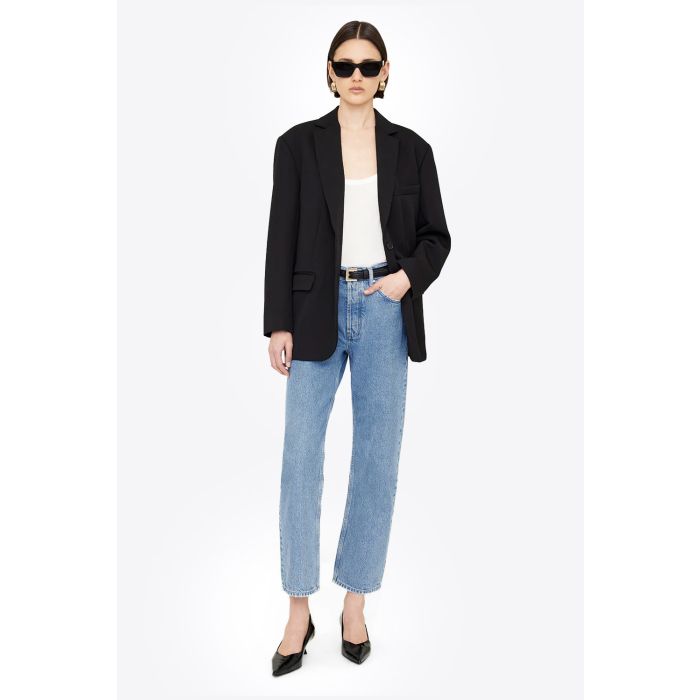 Veste noire classique en laine froide Quinn Anine Bing. Porté de face avec un jean bleu ciel.