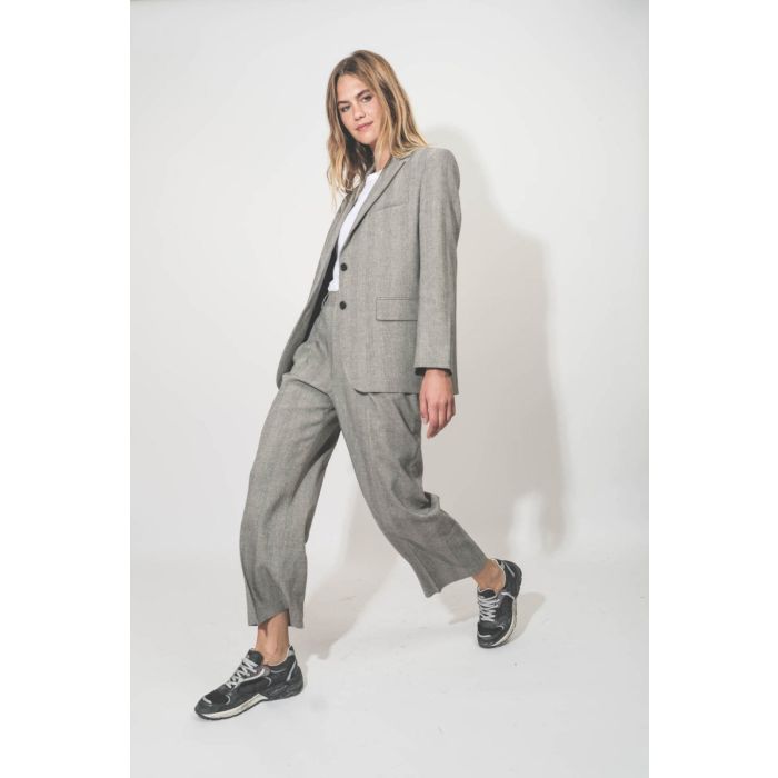 Veste Quinn Anine Bing en mélange de lin à chevrons ivoire et noir. Portée avec le pantalon coordonné.