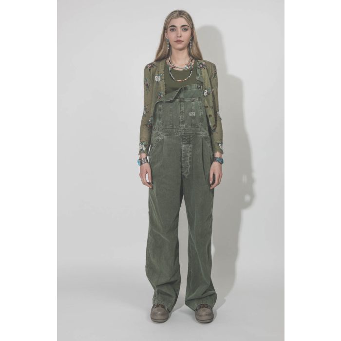 Salopette en toile kaki Damon Overall Olive R13 Denim. Porté avec un gilet en cachemire. 