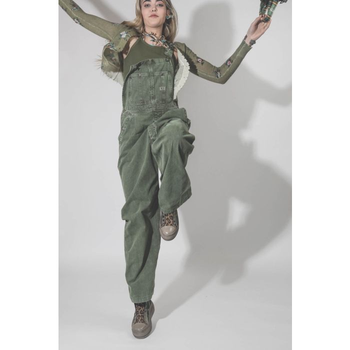 Salopette en toile kaki Damon Overall Olive R13 Denim. Porté avec des sneakers compensées léopard.