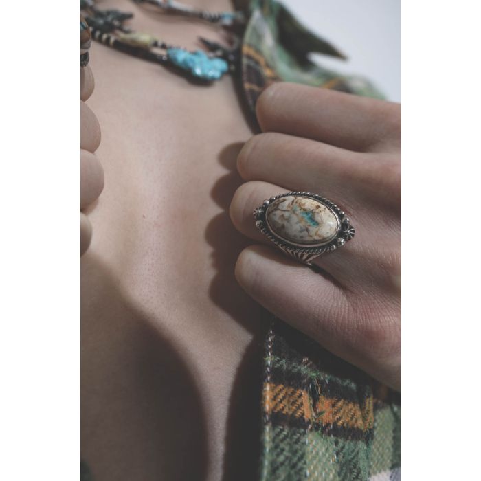 Bague chevalière en argent et turquoise Boulder cream Harpo Paris. Détail. 