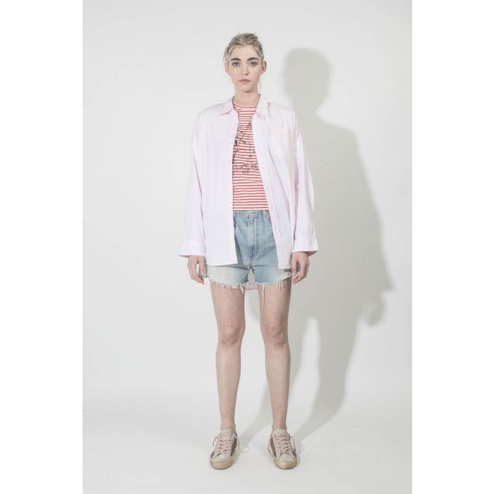 Short en jean bleu ciel déchiré Brooke short Jink Denimist. Porté face.