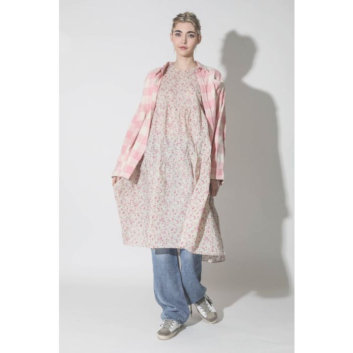 Robe mi-longue en coton imprimé fleurs Tiered Midi Pink Floral Denimist. Porté face. 