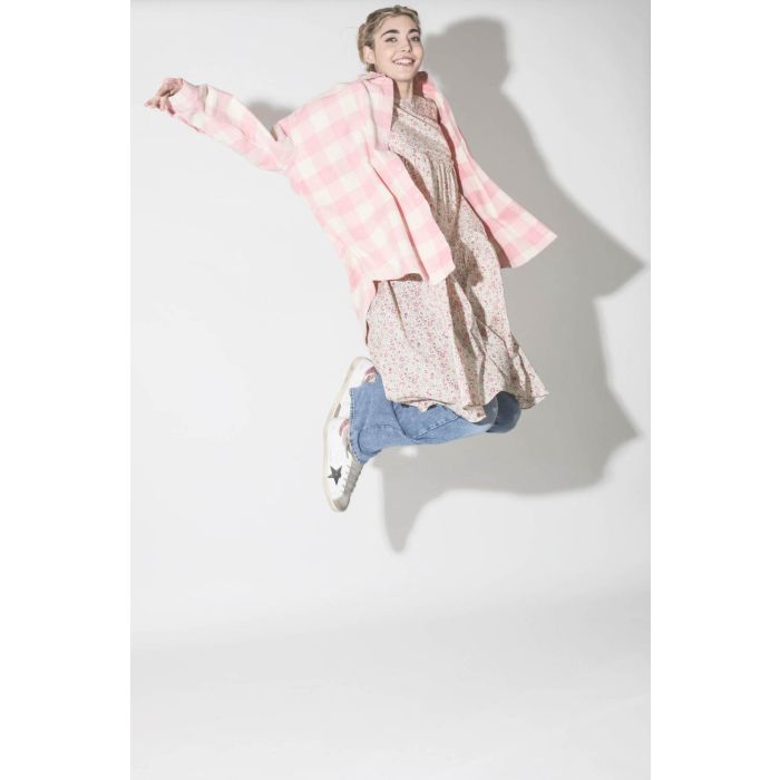 Chemise oversized à carreaux rose Denimist. Porté profil. 