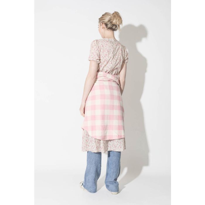 Chemise à carreaux rose Denimist. Porté à la taille dos. 