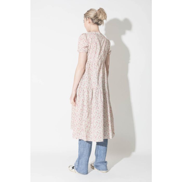 Robe mi-longue en coton imprimé fleurs Tiered Midi Pink Floral Denimist. Porté dos.