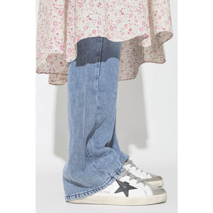 Robe mi-longue en coton imprimé fleurs Tiered Midi Pink Floral Denimist. Détail bas de robe. 