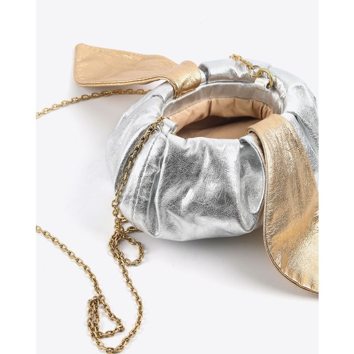 Mini sac bandoulière en cuir lamé argent noeud lamé doré Rory William Docherty. Détail ouverture clic clac. 