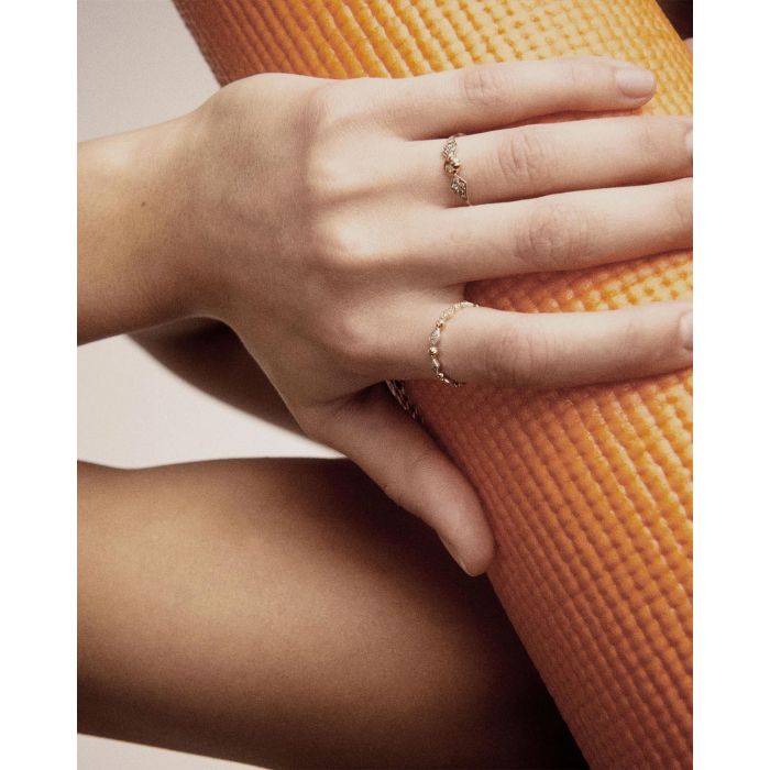 Bague en or jaune 9 carats et diamants Adèle Pascale Monvoisin. Porté. 