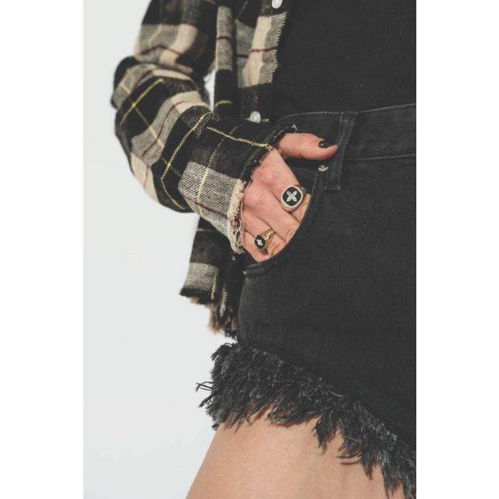 Bague chevalière Pierrot noir en or et diamants Pascale Monvoisin. Porté à l'annuaire avec la chevalière Bowie noire et une chemise à carreaux. 