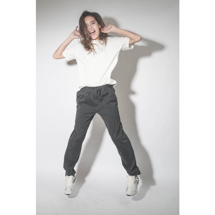 Baskets Running Dad blanche étoile en cuir lisse blanc Golden Goose femme.  Porté de face en sautant.