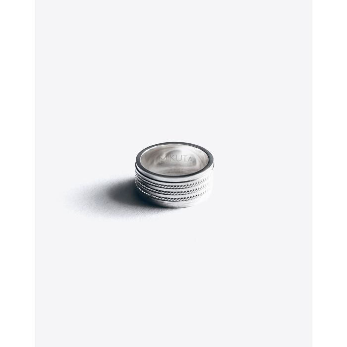 Bague tressée en argent Mikuta. Vue de l'intérieur signature gravée Mikuta.
