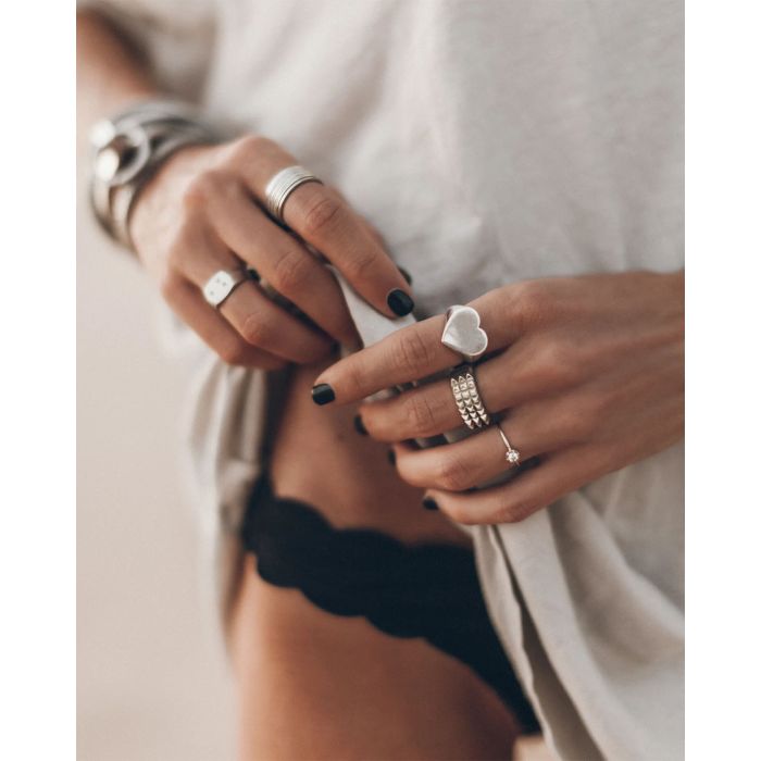 Bague pointes en argent Mikuta. Porté au majeur en accumulation.