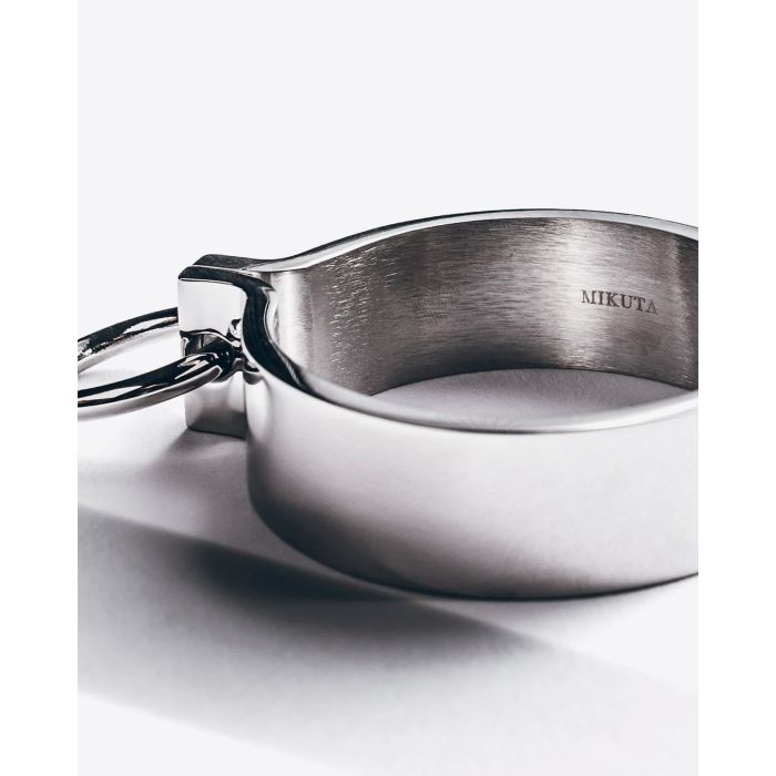 Bracelet manchette en argent avec une fermeture aimant et un anneau Mikuta. Détail de la signature gravée Mikuta à l'intérieur du bracelet.