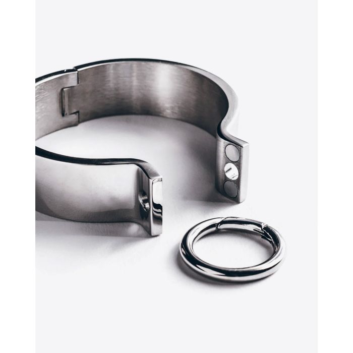 Bracelet manchette en argent avec une fermeture aimant et un anneau Mikuta. Détail de la fermeture aimants avec l'anneau. 