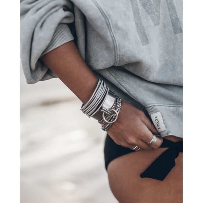 Bracelet manchette en argent avec une fermeture aimant et un anneau Mikuta. Porté en accumulation.