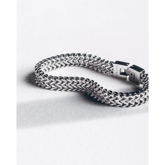 Bracelet chaine en argent Mikuta. Détail de la signature Mikuta gravée à l'intérieur du bracelet.