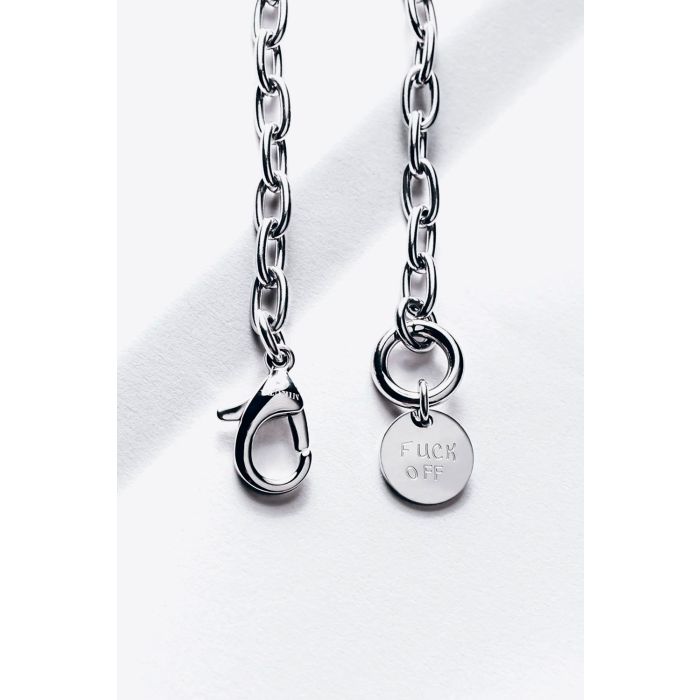 Collier chaine en argent avec médaille gravée "Fuck off" Mikuta. Détail du mousqueton et de la médaille.