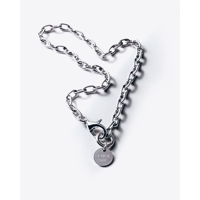Collier chaine en argent avec médaille gravée "Fuck off" Mikuta. 