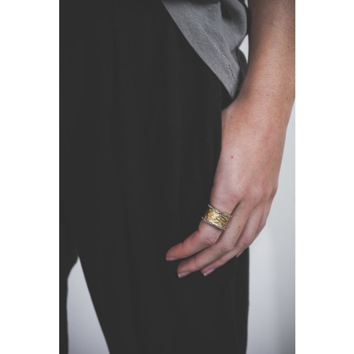 Feidt Bague Ouverte Martelée Grand Modèle – Or Jaune 9K et Saphirs Blancs