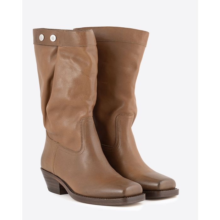Boots avec tige haute Ademe Isabel Marant en cuir marron. Vue face. 