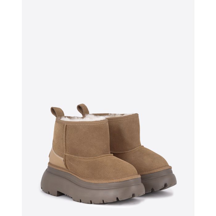 Boots en peau de mouton retournée camel Chunky R13. Face.