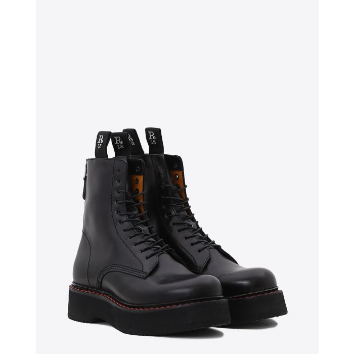 Boots compensées en cuir noir à lacets Single Stack Boots R13. Face.