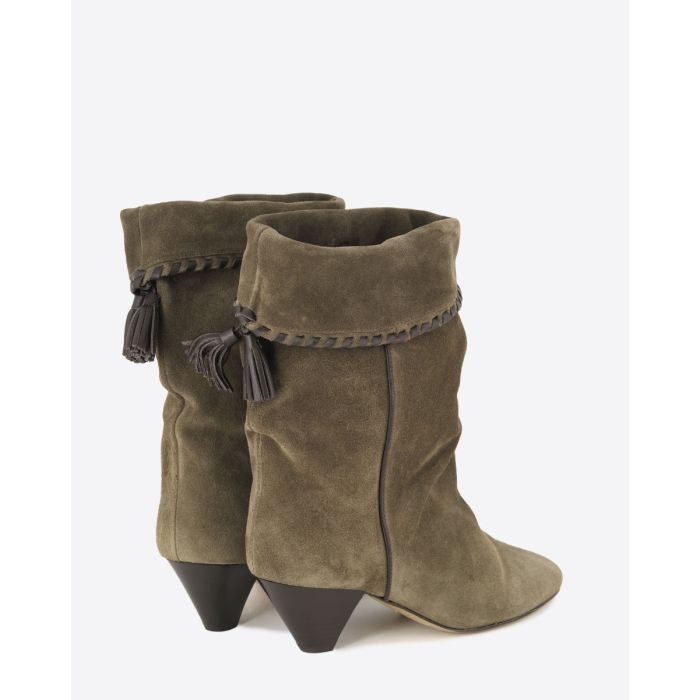 Boots Dalby Isabel Marant en cuir suédé bronze. Détail du revers souligné de cuir tressé ton sur ton et pompons.