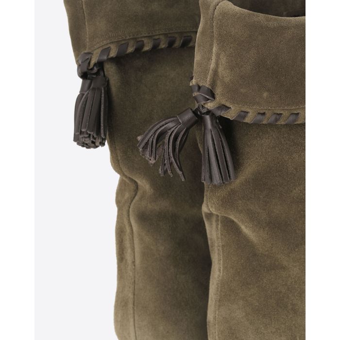 Boots Dalby Isabel Marant en cuir suédé bronze. Détail des pompons en cuir à l'arrière. 