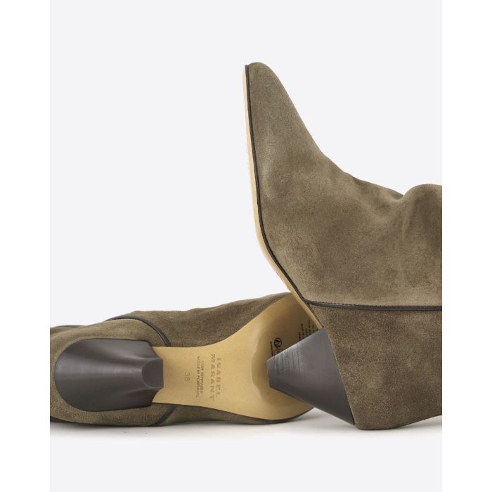 Boots Dalby Isabel Marant en cuir suédé bronze. Détail des semelles en cuir.