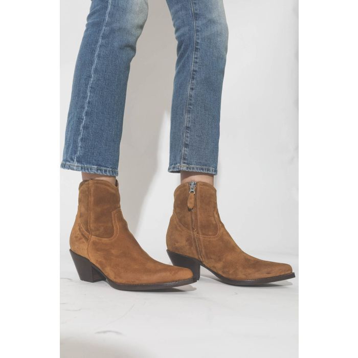 Boots santiags Cowboy en cuir suédé camel R13. Porté avec un jeans court bleu ciel.