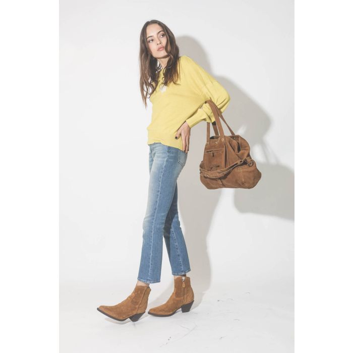 Boots santiags Cowboy en cuir suédé camel R13. Porté avec un cabas en cuir camel.