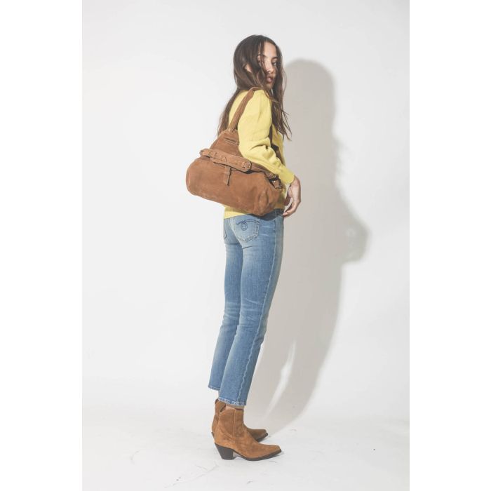 Boots santiags Cowboy en cuir suédé camel R13. Porté avec un sac en cuir suédé camel.