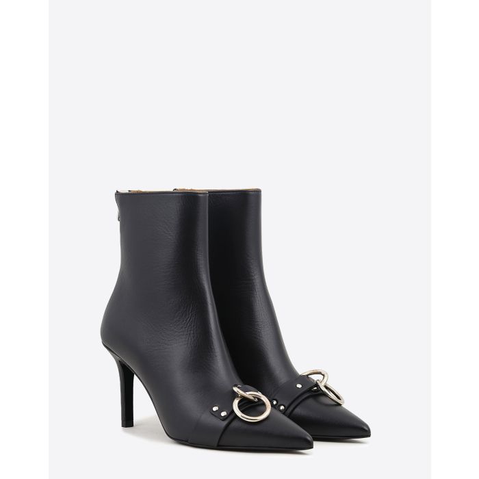 Boots à talons en cuir noir zip dos anneau argent devant R13. Face.