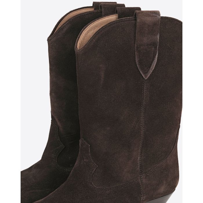 Bottes basses santiag Duerto en cuir suédé chocolat Isabel Marant. Détail des languettes sur les côtés.