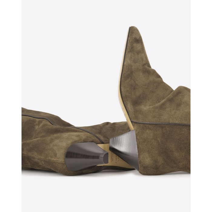 Bottes Elita Isabel Marant en cuir suédé bronze. Détail des semelles en cuir.