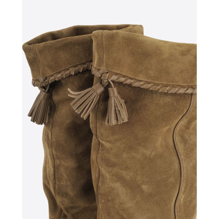 Bottes Elita Isabel Marant en cuir suédé drapé cognac. Détail des pompons sur le revers. 