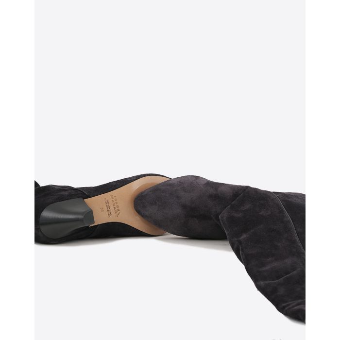 Bottes Elita Isabel Marant en cuir suédé drapé noir délavé. Détail semelles en cuir.