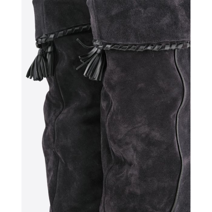 Bottes Elita Isabel Marant en cuir suédé drapé noir délavé. Détail revers avec pompons. 