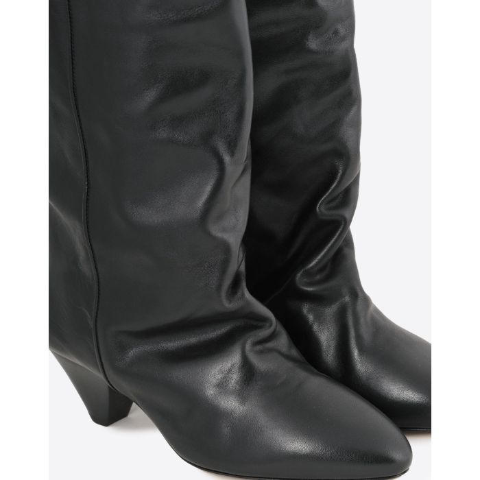 Bottes Elita Isabel Marant en cuir lisse noir. Détail du bout pointu et du talon conique.
