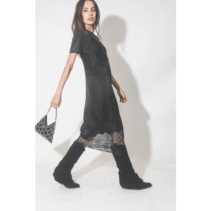 Bottes Santiags en cuir suédé noir R13. Porté de profil.