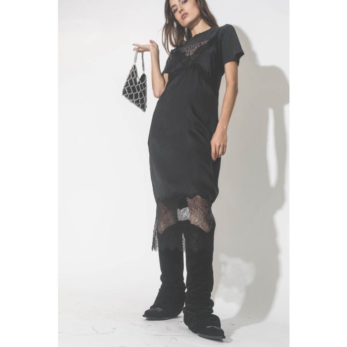 Bottes Santiags en cuir suédé noir R13. Porté avec une robe en soie et dentelle noir superposé sur un tee-shirt.